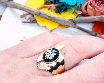 Vintage gold steel woman ring real flowers Queen Anne lace black gem in resin. Vintage ring. Real flower jewelry