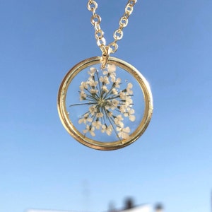 Handcrafted costume jewellery. Necklace with real elegant white resin flowers. Jewelery to give as a gift on special occasions. Hypoallergenic jewellery