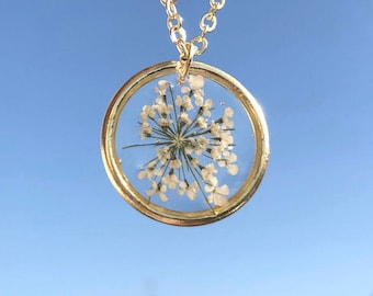 Handcrafted costume jewellery. Necklace with real elegant white resin flowers. Jewelery to give as a gift on special occasions. Hypoallergenic jewellery