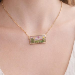 Rechteckige Choker-Halskette mit Blumenmuster. Choker aus Kunstharz. Handgefertigter Modeschmuck.