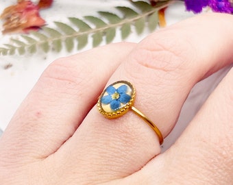 Vintage-Ring mit echten Blumen aus Harz. Vergissmeinnicht-Blumenring aus Edelstahl. Verstellbarer Ring in Einheitsgröße. Ring aus Harz