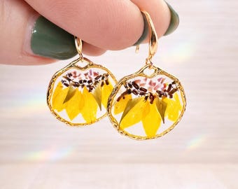 Orecchini veri girasoli petali cerchi pendenti oro ciondolo in resina.Gioielli resina fiori secchi pressati.Regalo unico per lei