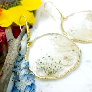 Boucles d'oreilles pendantes en laiton doré pour femmes avec pendentif en forme de fleur en résine véritable, bijoux en résine de fleurs séchées pressées, cadeau unique pour elle image 3