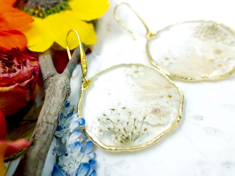 Boucles d'oreilles pendantes en laiton doré pour femmes avec pendentif en forme de fleur en résine véritable, bijoux en résine de fleurs séchées pressées, cadeau unique pour elle image 3