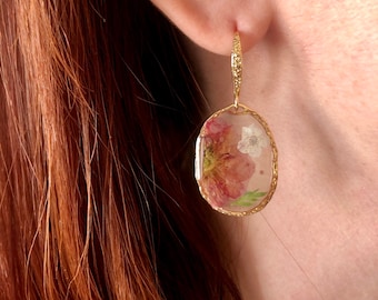 Women's pendant oval hoop earrings in 18k gold brass, real pink cherry blossom resin flower pendant. Resin jewelery with dried pressed flowers
