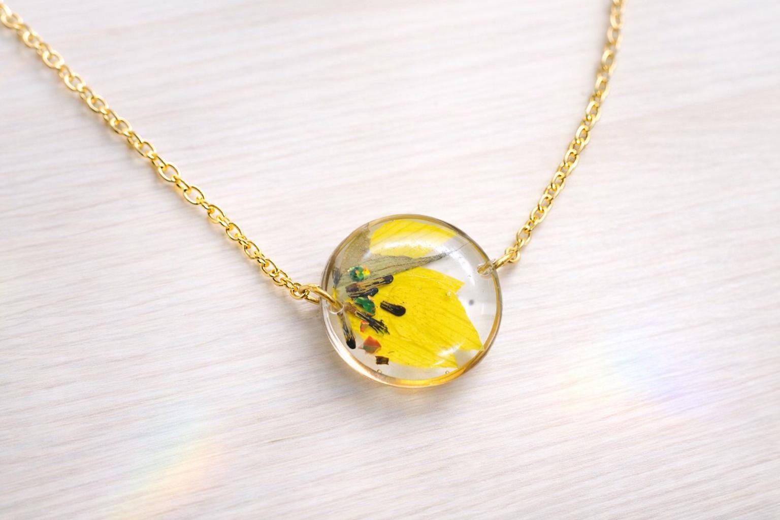 UVレジンで作った本物のひまわりの花びらのネックレス。ゴールドの