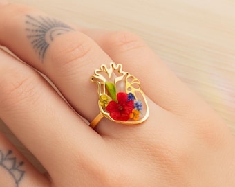 Anillo anatómico en forma de corazón para mujer, de acero hipoalergénico con flores de resina auténticas y coloridas. Talla 10 (EE. UU.), diámetro 2 cm. Joyería con flores naturales.
