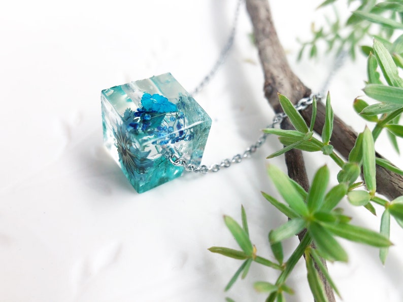Botanical terrarium women/'s necklace Women/'s necklace gem nut in resin real blue flowers Resin jewelry Minimal Dried pressed flowers