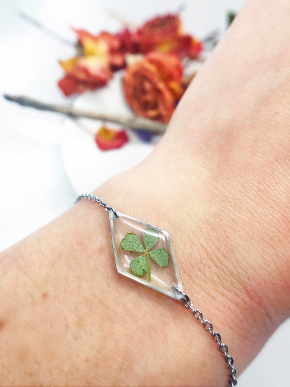 Bracelet femme terrarium fleur véritable trèfle à quatre feuilles porte- bonheur Pendentif résine chaîne acier réglable taille unique.Bijoux résine  -  France