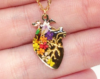 Handcrafted jewel necklace with gold anatomical heart pendant, real flowers. Resin jewelry. Medical gift. Girlfriend gift. Handmade jewelry
