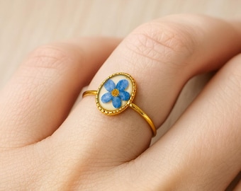 Oval forget-me-not midi ring with real resin flower, adjustable in gold or silver steel