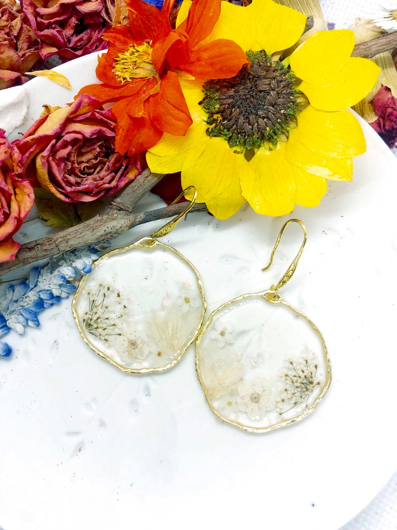 Boucles d'oreilles pendantes en laiton doré pour femmes avec pendentif en forme de fleur en résine véritable, bijoux en résine de fleurs séchées pressées, cadeau unique pour elle image 4