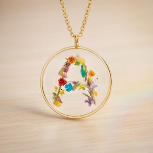 UVレジンで作った本物のひまわりの花びらのネックレス。ゴールドの