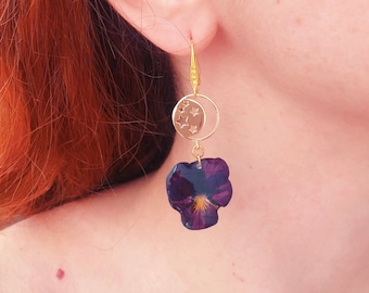 Boucles d'oreilles pendantes lune et étoile pour femme en laiton doré, pendentif en résine de vraie fleur de pensée, bijoux en résine de fleurs séchées pressées.