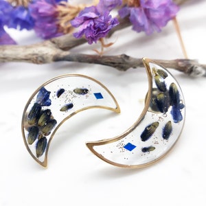 Luna earrings in gold lobe for women in steel, real lavender flowers in resin. Resin jewelery with colored pressed dried flowers. Unique women's accessories