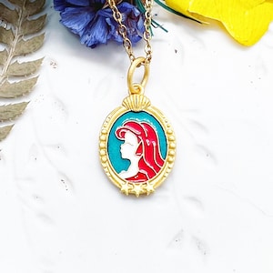 Ariel Kleine Zeemeermin ketting. Gouden emaille hanger. Cartoon ketting. Cadeau-idee voor vrouwen. Hanger voor meisjes.