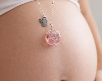 Collar con colgante de ángel para embarazadas, con flores de resina rosa o azul auténticas. Joyería para embarazadas, regalo para futuras mamás, colgante para baby shower.
