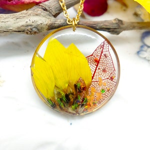 Women&#39;s real sunflower flower necklace in UV resin. Gold circle pendant with fire opal flakes. Resin jewelry. Dried pressed flowers