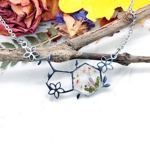 セロトニン分子ペンダントネックレス本物の花チョーカーペンダント。樹脂製の本物の花のジュエリー。特別な幸せの贈り物