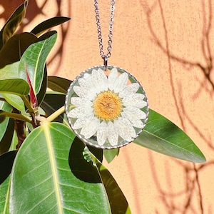 Real white daisy flower necklace for women. Dried flower jewelry pressed in resin. Women&#39;s gold necklace accessories. Unique gift for her.