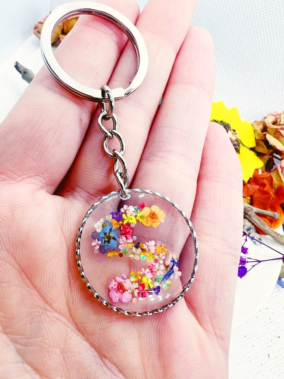 Porte-Clés Lettre MWOOT - Initiale En Résine Avec Pétales Bleus | Déco Pompon Papillon | Cadeau Personnalisé