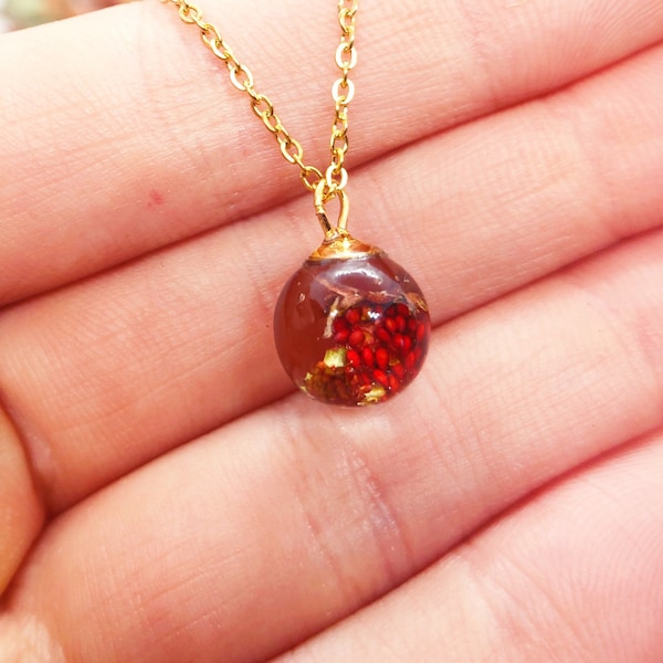 Collier mini sphère pour femme avec véritable fraise des bois en résine UV. Pendentif chaîne en acier doré. Bijoux en résine Fleurs séchées pressées