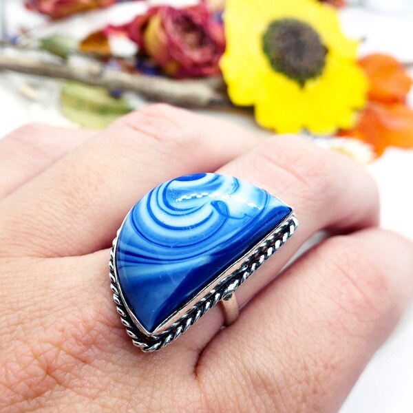 925 silver ring with large natural white striated blue agate stone. Ideal gift ring. Ring size 10