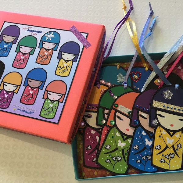 Ensemble de 8 ornements suspendus faits à la main dans une boîte - Poupées japonaises Kokeshi Bright Pop - Œuvre d’art originale - Eco Cardboard avec embellissements à la main