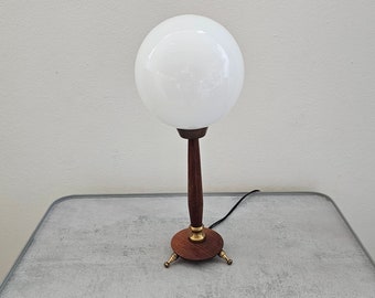Jaren '60 Teakhouten tafellamp met melkglazen bolkap / Statief Messing Details / Philips Nederland