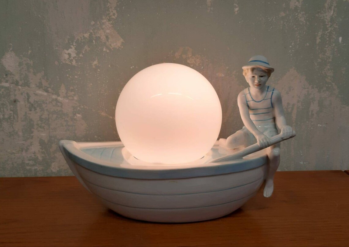 Vintage Table Lamp | 1980s Italian Ceramic Figurine Nautical Boy in Boat, foto 2 di 5