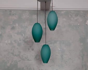 Moderne Hängelampe aus der Mitte des Jahrhunderts / Milchglas / Grün / Kaskadenleuchter / Deckenleuchte mit 3 Lampenschirmen