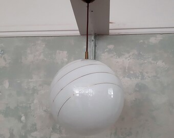 Lámpara colgante vintage de globo de vidrio lechoso con rayas de latón dorado / Lámpara de araña vintage redonda blanca