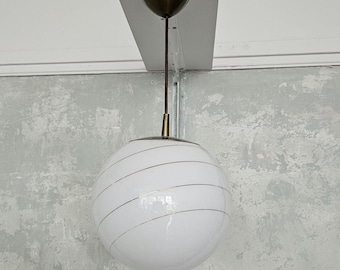 Vintage Milchglas Globe Pendelleuchte mit Goldmessing Streifen / runder weißer Vintage Kronleuchter