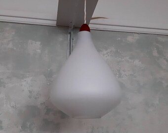 Lampada a sospensione vintage Holmegaard in vetro opalino e teak / Lampada da soffitto a goccia in vetro lattimo anni '60