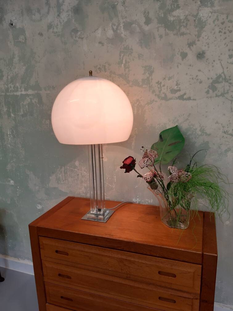 grande lampe champignon des années 70/de table vintage base en lucite avec un abat-jour acrylique