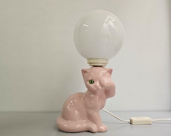 Lampada vintage anni '70/'80 a forma di gatto in ceramica rosa con globo satinato – Decorazione kitsch eccentrica