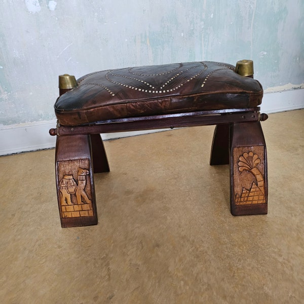 Tabouret vintage des années 1960 en selle chameau / banquette ottomane égyptienne / repose-pieds en bois de rose sculpté / cuir marron foncé