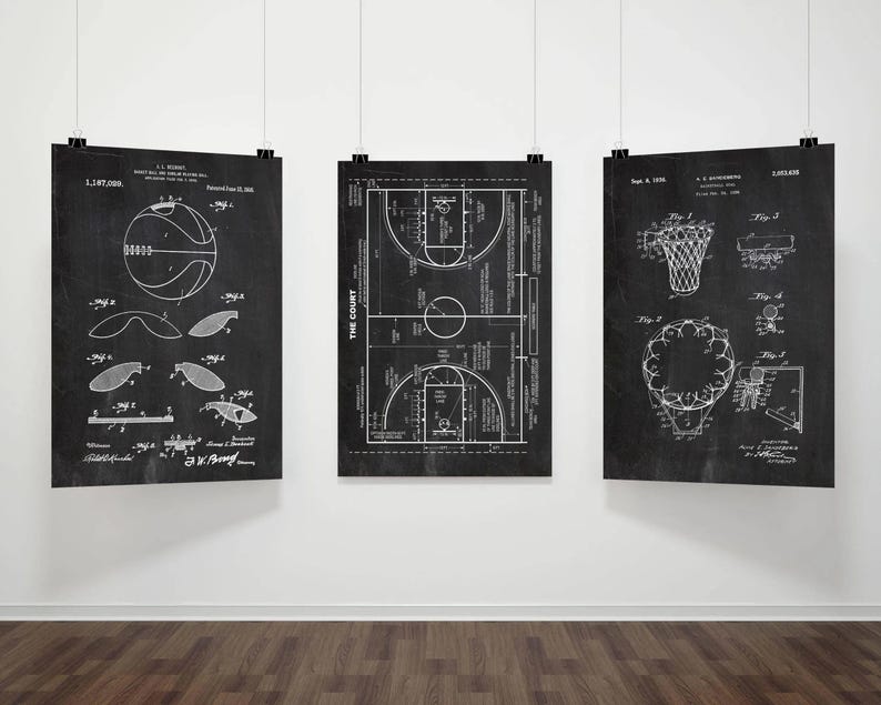 Op de afbeelding: Drie ingelijste basketbal patent prints in zwart en wit. De prints tonen een basketbal, een basketbalveld en een basketbalring. Ze hangen aan een witte muur boven een houten vloer.