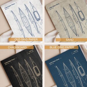 Puede incluir: Un conjunto de cuatro impresiones de patentes de Estados Unidos para un dise&ntilde;o de barco, con dibujos t&eacute;cnicos de l&iacute;neas etiquetados como Fig 1, Fig 2 y Fig 3. Las impresiones se muestran sobre cuatro fondos distintos: papel cuadriculado blanco, papel color arena, pizarra negra y papel cuadriculado azul.