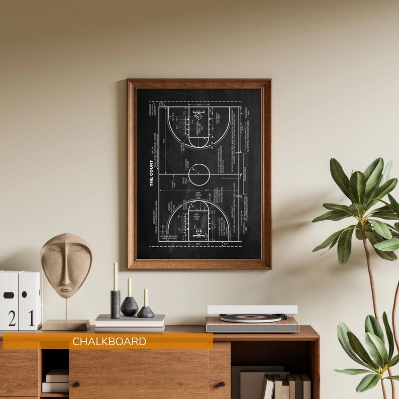 Op de afbeelding: Een ingelijste schoolbordprint van een basketbalveld diagram. Het diagram is wit op een zwarte achtergrond, met de woorden "THE COURT" aan de linkerkant. De lijst is donkerbruin van kleur. Het woord "CHALKBOARD" staat onderaan gedrukt.