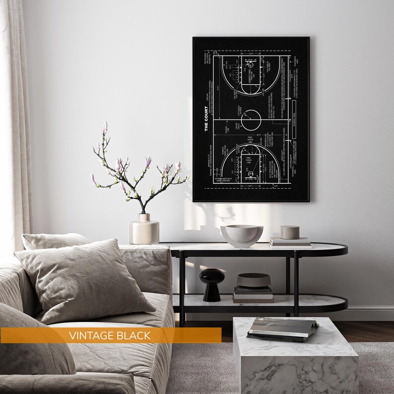 Op de afbeelding: Een zwart-wit afdruk van een basketbalveld diagram. De afdruk toont de lay-out van het veld met lijnen, cirkels en tekst. De woorden "THE COURT" zijn verticaal afgedrukt. De tekst "VINTAGE BLACK" is op een gouden balk afgedrukt.