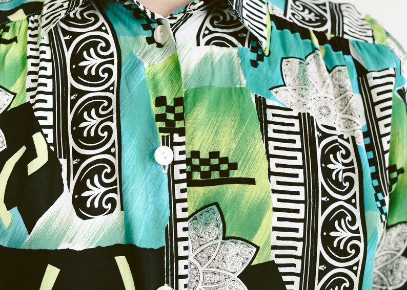 size Medium Vintage 90s Men/'s Short Sleeve Aztec Shirt Hipster Summer Shirt Beach Shirt 90s Clothing Bold Print Button Down Shirt