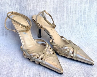 Sapatos de salto baixo dourados ultra chiques com tiras