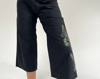 2000s Y2K low rise 3/4 cargo pants with sequins.