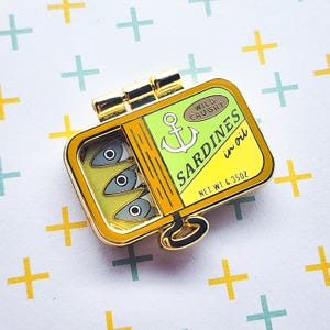 Pin de esmalte de edición limitada de pescado enlatado con sardinas