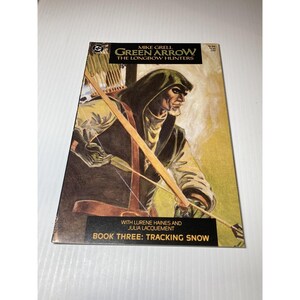 Könnte beinhalten: Comic-Cover für "Green Arrow: The Longbow Hunters" von Mike Grell. Die Illustration zeigt Green Arrow mit Pfeil und Bogen, bekleidet mit einem Kapuzenmantel. Der Text enthält den Titel und "Book Three: Tracking Snow."