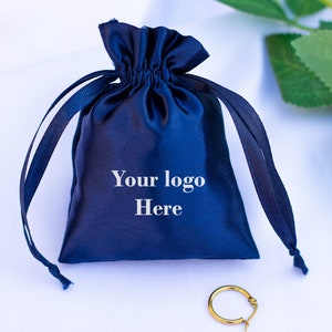 100 Sacolas de cetim personalizadas com cordão, Sacola de cetim azul com logotipo, Sacolas de lembrancinhas de casamento, Sacolas de lembrancinhas de cetim, Pacote de joias, Frete grátis