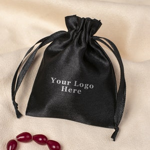 100 sacs en satin avec cordon de serrage, emballage de bijoux personnalisés, sacs avec logo, sacs-cadeaux de faveur de mariage livraison gratuite image 7