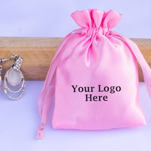100 Light Pink Custom Wedding Favor Bridesmaid Pouch Jewelry Packaging Bag Merchandize Pouch With Logo Satin Drawstring Bag