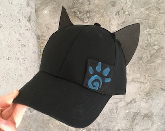 Pet met dierenoren, strak ontwerp, elegant en toch speels, patch met pootafdruk, zwart, katoenen pet, oren van EVA-schuim, Kapow tattoo studio merchandise